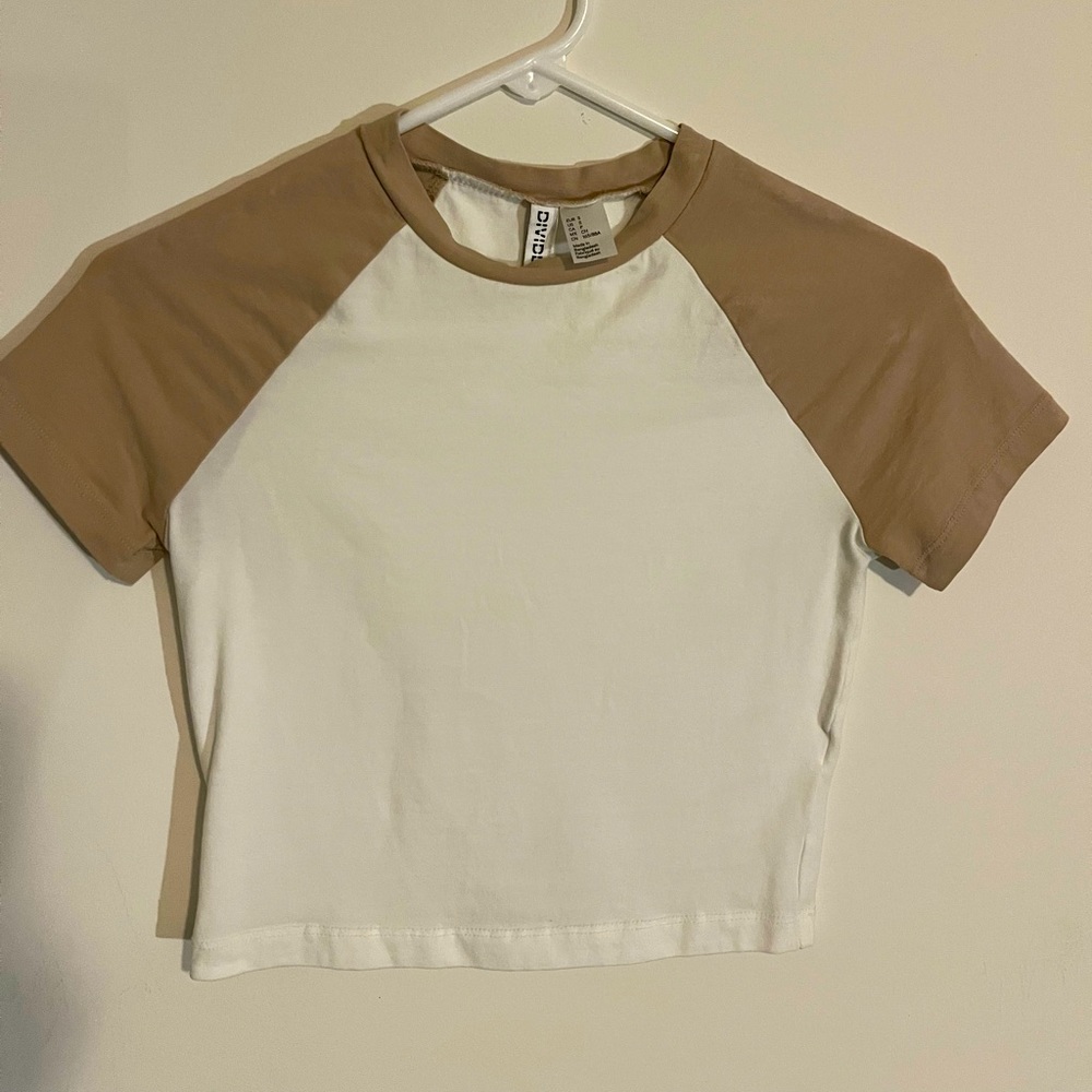 H&M White and accented light brown/beige stretchy short t-shirt.